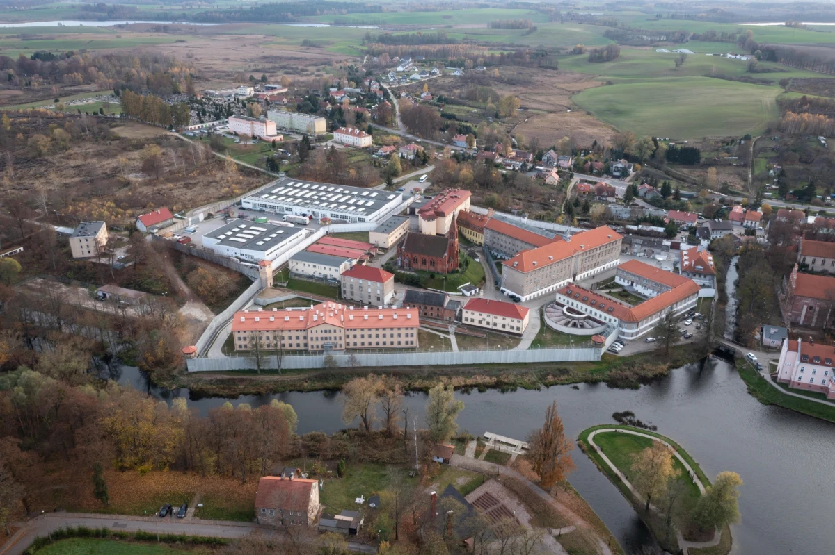 Śledztwo w sprawie ewentualnych nieprawidłowości w Zakładzie Karnym w Barczewie zostanie przedłużone do końca stycznia przyszłego roku. Prokuratura i policja wciąż mają do przesłuchania ponad pięćdziesięciu świadków w tej sprawie.