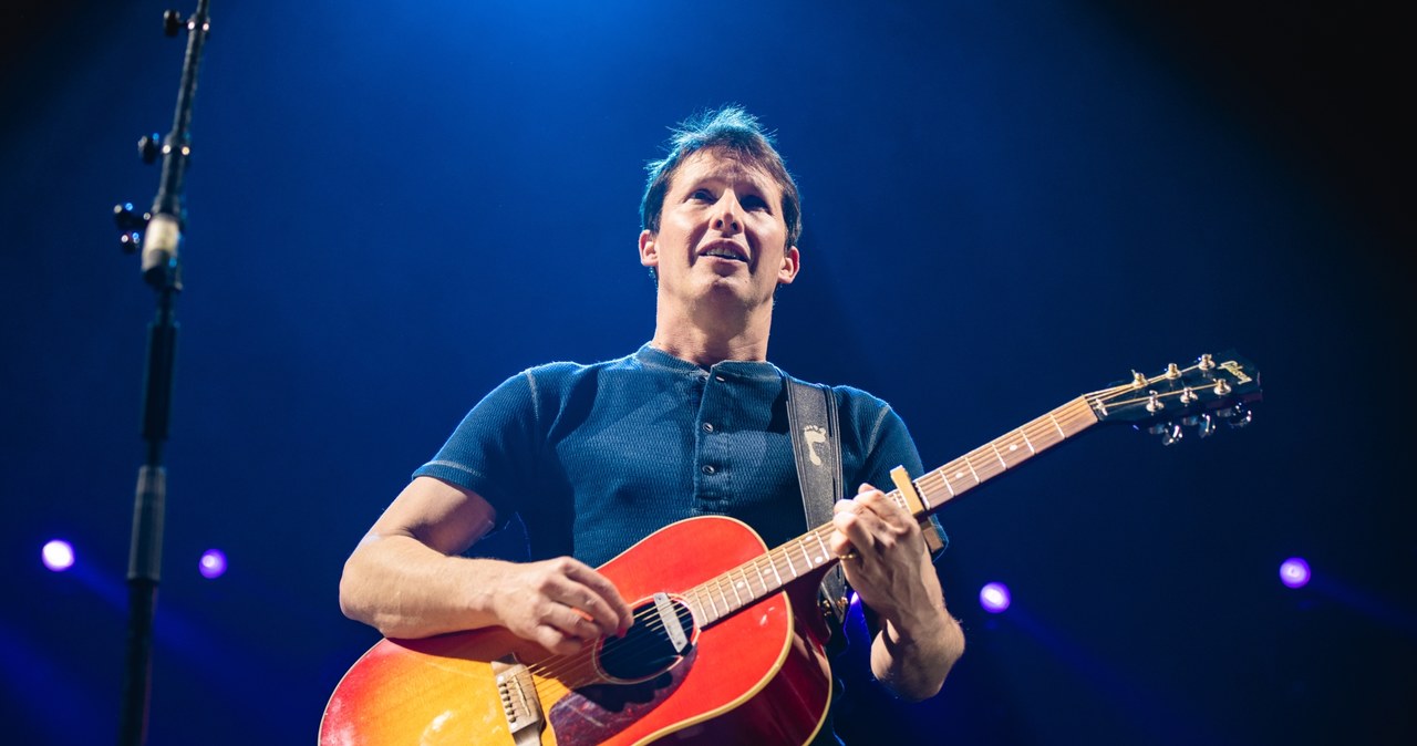 James Blunt w najnowszym wywiadzie opowiedział o bliskiej relacji z legendarną aktorką Carrie Fisher, która zmarła pod koniec 2016 roku. Brytyjski muzyk zamieszkał u gwiazdy tuż po przeprowadzce do Los Angeles. "Któregoś wieczoru wróciłem do domu, usiadłem na skraju jej łóżka i zaczęliśmy rozmawiać. Rozmawialiśmy tak aż do rana" - wspomina autor przeboju "You’re Beautiful".