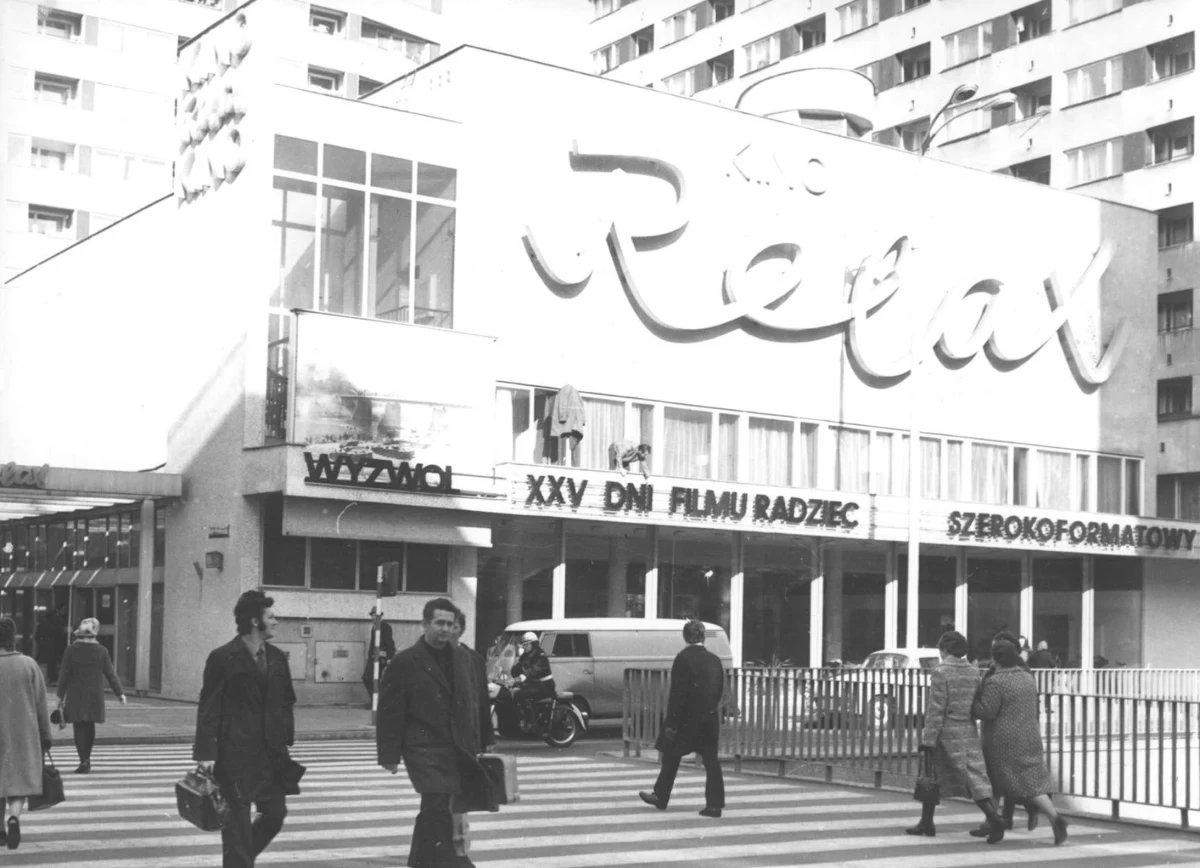 Naczelny Sąd Administracyjny nakazał wykreślenie trzech historycznych warszawskich budynków z Gminnej Ewidencji Zabytków. To gmach cenzury przy Mysiej, willa przy Pogonowskiego, oraz najbardziej charakterystyczne z tej trójki - Kino Relaks w Śródmieściu. To oznacza, że te obiekty tracą ważną ochronę, co może pozwolić na ich przebudowę lub nawet – w skrajnym przypadku – zniszczenie. 