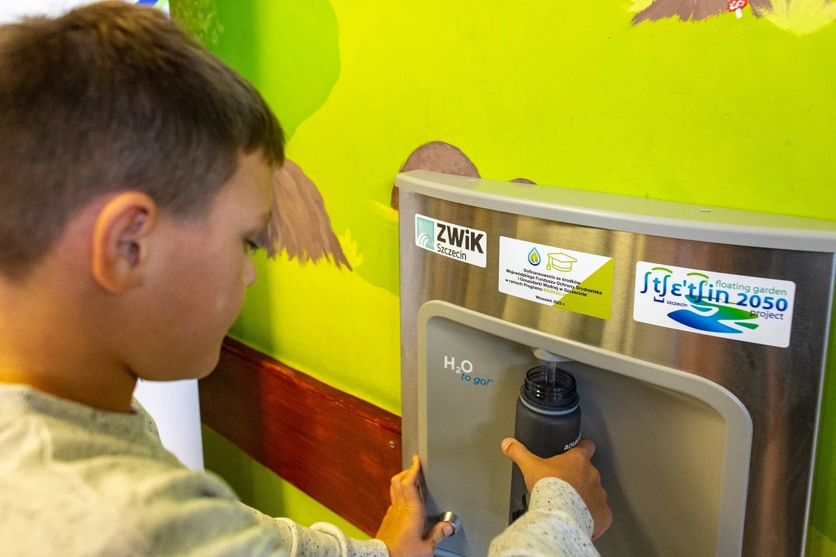 Do picia wyłącznie kranówki namawiają szczecińskich uczniów pracownicy Zakładu Wodociągów i Kanalizacji w Szczecinie. Rusza projekt "Pij kranówkę", a uczniów czekają lekcje o tym, jaką drogę pokonuje woda od źródła do poidełka.