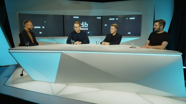 "Do jednej bramki" NA ŻYWO w każdy poniedziałek o godz. 12.00 w Interii oraz  Polsat BOX Go .
W tekście zawarto link serwisu partnerskiego
