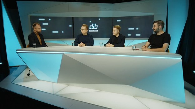 "Do jednej bramki" NA ŻYWO w każdy poniedziałek o godz. 12.00 w Interii oraz  Polsat BOX Go .
W tekście zawarto link serwisu partnerskiego
