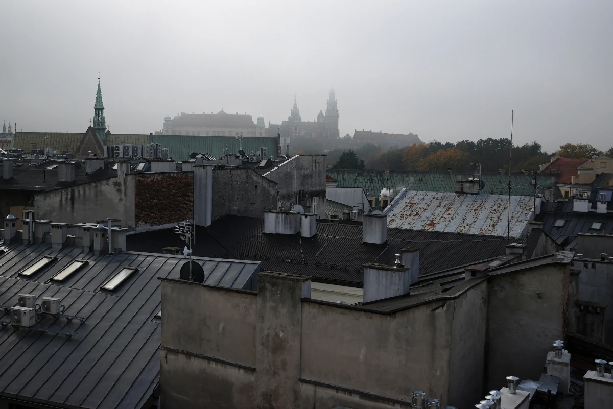 Kolejny sezon grzewczy w Małopolsce, nie będzie lepszy od poprzedniego - ostrzegają działacze Polskiego Alarmu Smogowego. Wskazują, że mimo akcji informacyjnej i dofinansowania, nakaz wymiany starych pieców grzewczych może pozostać martwym prawem.