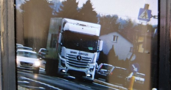 2,3 tys. zł mandatu oraz 24 punkty karne otrzymał obywatel Rumunii, który kierując ciężarówką wyprzedzał na przejściu dla pieszych. Mężczyzna dodatkowo przekroczył dopuszczalną prędkość o 33 km/h.