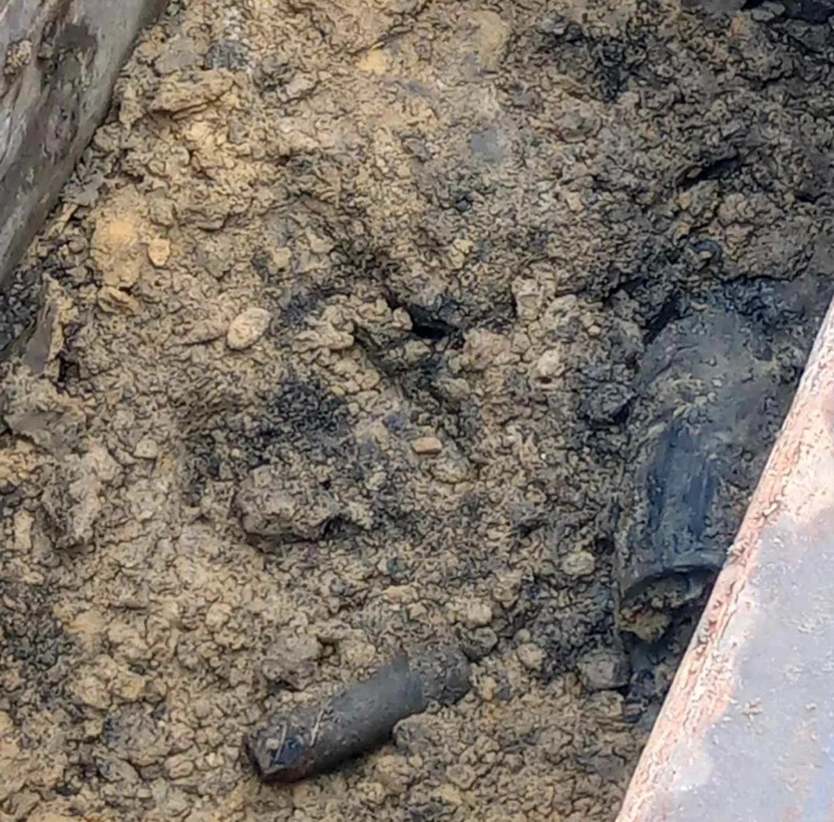 Operator koparki pracujący przy wykopie na ulicy Kolejowej na warszawskiej Woli przeżył chwile grozy, gdy łyżka koparki zahaczyła o metalowy przedmiot. Okazało się, że w wykopie leżały dwa pociski artyleryjskie z czasów II wojny światowej. Saperzy wywieźli je na poligon.
