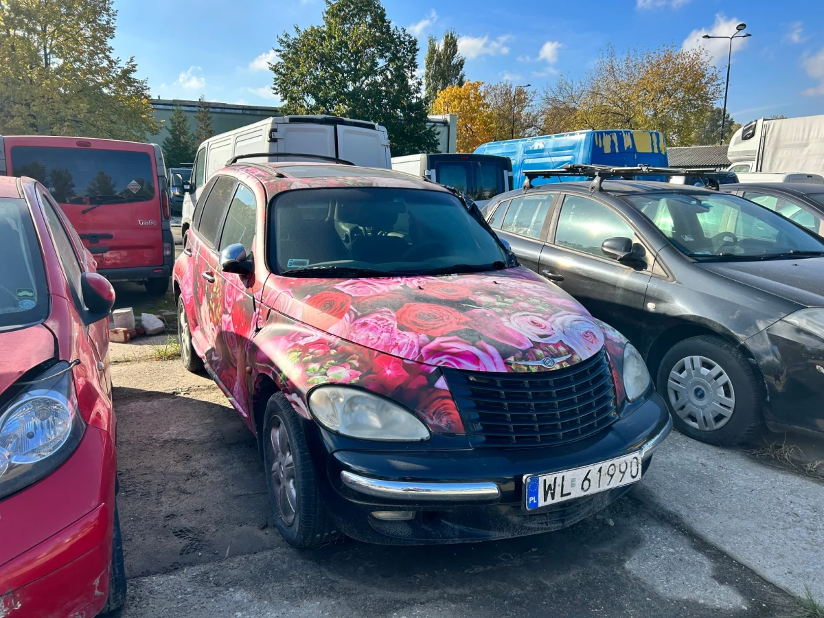 Zarząd Dróg Miejskich w Warszawie (ZDM) już po raz szósty wystawia na sprzedaż samochody, które po odholowaniu ze stołecznych ulic w ciągu 6 miesięcy nie zostały odebrane przez właścicieli i przeszły na własność miasta. Lista liczy aż 48 samochodów, w tym m.in. kwiecisty Chrysler Cruiser czy bus przerobiony na foodtruck.
