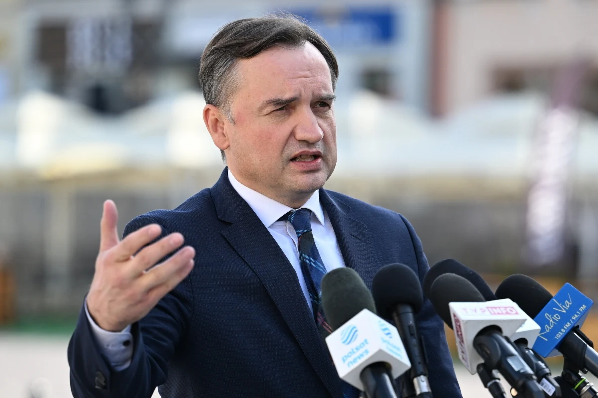 Zbigniew Ziobro stanowczo odpowiedział na słowa Rafała Trzaskowskiego o konieczności likwidacji CBA. "Trzaskowski chce w zemście likwidować służbę, która w Warszawie wykryła ogromną aferę korupcyjną, która cuchnie w jego gabinetach" - powiedział minister sprawiedliwości.