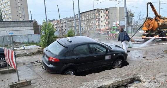 Pod samochodem osobowym na ulicy Smolańskiej w Szczecinie zapadła się droga. Przyczyną podmycia i zapadnięcia się ulicy była pęknięta rura.