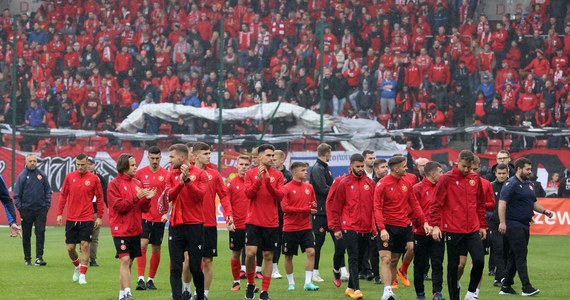 ​Spotkanie 12. kolejki piłkarskiej ekstraklasy Widzew Łódź - Ruch Chorzów, które zostało przełożone z powodu złego stanu murawy po intensywnych opadach deszczu, odbędzie się w sobotę 18 listopada o godz. 17.30. 
