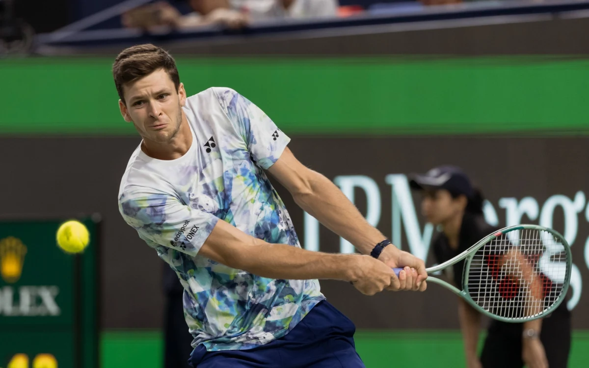 Hubert Hurkacz zameldował się w drugiej rundzie turnieju tenisowego ATP 500 w Bazylei. Na otwarcie Polak pokonał Serba Dusana Lajovicia 7:6 (7-2), 6:3.