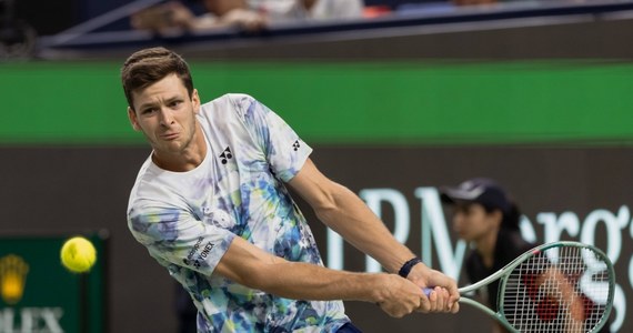 Hubert Hurkacz zameldował się w drugiej rundzie turnieju tenisowego ATP 500 w Bazylei. Na otwarcie Polak pokonał Serba Dusana Lajovicia 7:6 (7-2), 6:3.