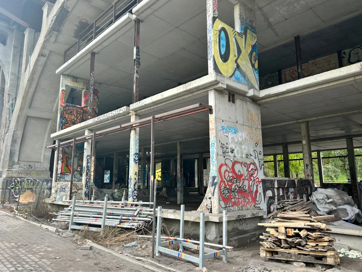 O zniszczeniu jednej ze ścian popularnego skateparku pod Mostem Poniatowskiego w Warszawie poinformowało w mediach społecznościowych Stowarzyszenie Miasto Jest Nasze. Rampa zniknęła stamtąd ze względu na trwający remont mostu. Aktywiści domagają się nie tylko odbudowy rampy, ale także rekompensaty finansowej za jej zniszczenie. "To samowola budowlana, która zostanie rozebrana" - odpowiada miasto.