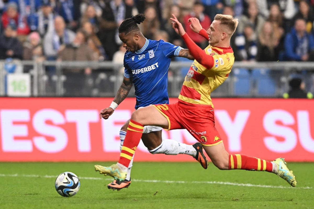 Lech Poznań prowadził już 3:0, by zremisować 3:3 z Jagiellonią Białystok w zaległym meczu czwartej kolejki piłkarskiej ekstraklasy. "Jaga" wyrównała z rzutu karnego w doliczonym czasie gry.