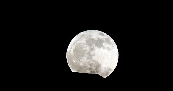 W nocy z 28 na 29 października warto spojrzeć w stronę Księżyca. Z terytorium Polski będzie widoczne jego częściowe zaćmienie. Maksimum zjawiska nastąpi kwadrans po godz. 22. Zakryte będzie jednak tylko około jednej ósmej księżycowej tarczy.