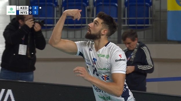 Fragmenty meczu Grupa Azoty ZAKSA Kędzierzyn-Koźle – PSG Stal Nysa 3:2 (23:25, 21:25, 25:21, 25:22, 24:22) w 2. kolejce PlusLigi. MVP: Bartosz Bednorz (23/32 = 72% skuteczności w ataku + 1 as + 1 blok).

