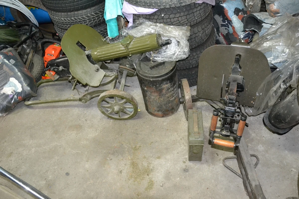 Dwa karabiny maszynowe, granaty oraz trotyl znaleźli policjanci podczas przeszukania domu mieszkańca gminy Głogów Młp. koło Rzeszowa. Funkcjonariusze dostali zgłoszenie o kradzieży lamp z przyczepy samochodowej, a znaleźli broń i materiał wybuchowy. Mężczyzna usłyszał zarzuty. Grozi mu do 8 lat więzienia.