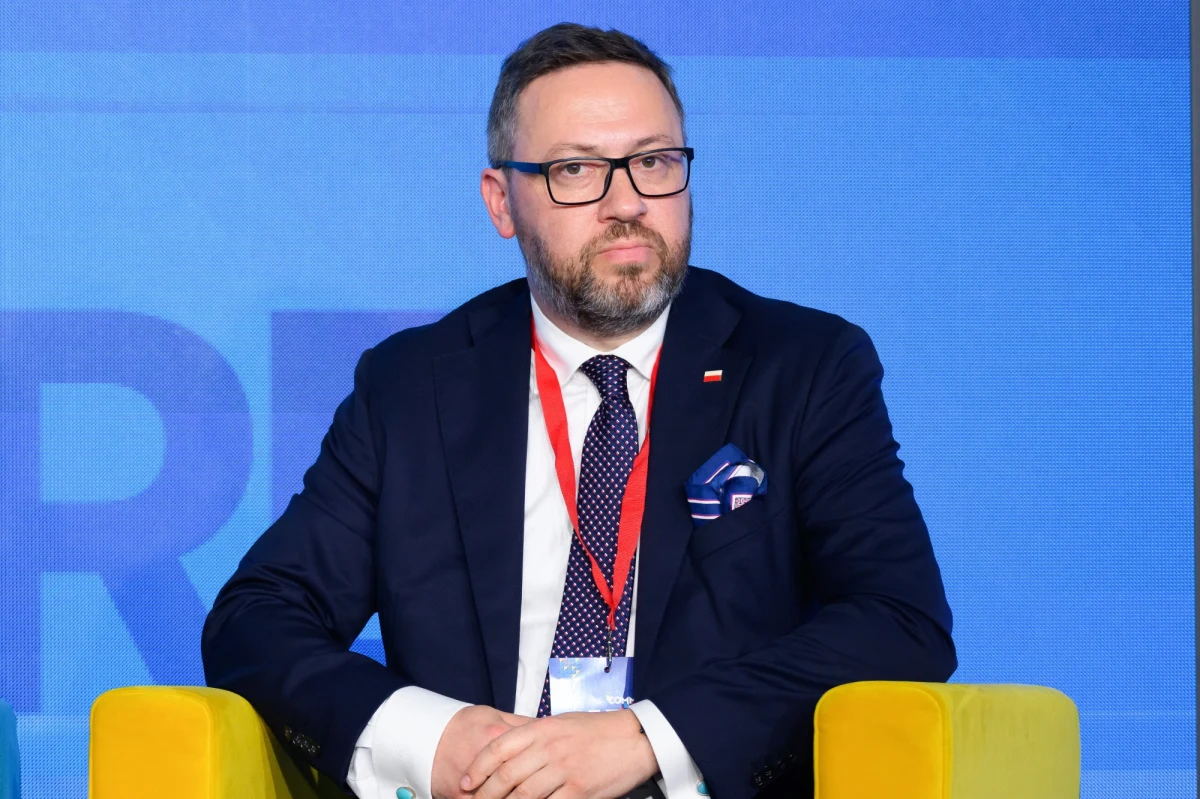 Po ponad czterech latach urzędowania ambasador RP na Ukrainie Bartosz Cichocki kończy misję w tym kraju i wraca do Polski. Dyplomata doceniany jest w Kijowie m.in. za to, że jako jeden z dwóch ambasadorów nie opuścił tego miasta podczas rosyjskiej inwazji w lutym 2022 r. Nowym ambasadorem w Kijowie ma zostać Jarosław Guzy.