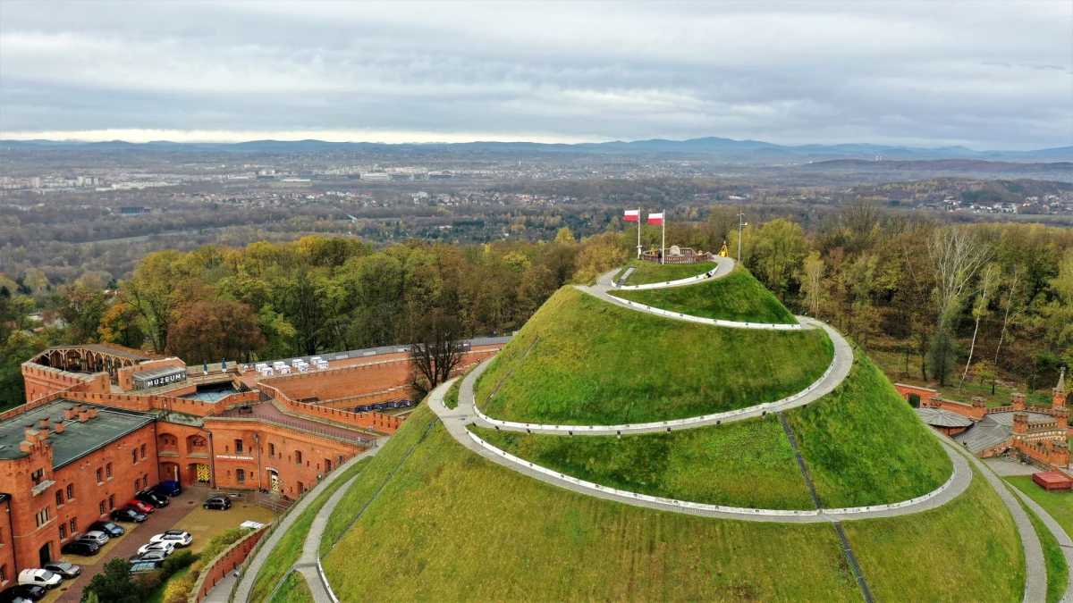 200 lat temu, 25 października 1823 r., zakończono sypanie Kopca Kościuszki. Jego budowa trwała trzy lata. Kopiec Kościuszki stał się jednym z pierwszych w okresie zaborów pomników jednoczących Polaków nieposiadających państwa. Kopiec Kościuszki to nie tylko jedna z krakowskich twierdz i symboli miasta, ale i siedziba radia RMF FM!