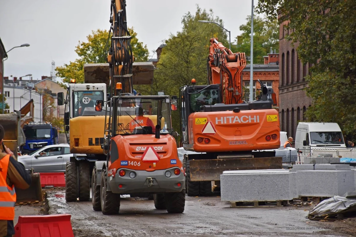 Lepiej omijać dziś szczeciński Plac Zwycięstwa. Z powodu nocnych opadów deszczu, asfaltowanie nawierzchni zostało przeniesione na dzień. Drogowcy do popołudnia będą dawać się we znaki kierowcom.
