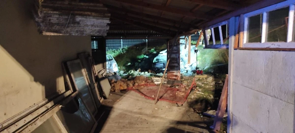 Prawie 2 promile alkoholu w organizmie miał 55-letni kierujący volvo, który w Poturzynie ( Lubelskie) swoją jazdę zakończył w środku wiaty garażowej. Zniszczył zaparkowane wewnątrz daihatsu. Mężczyzna z ogólnymi potłuczeniami trafił do szpitala. Policjanci zatrzymali kierującemu prawo jazdy, a o jego dalszym losie zadecyduje sąd.