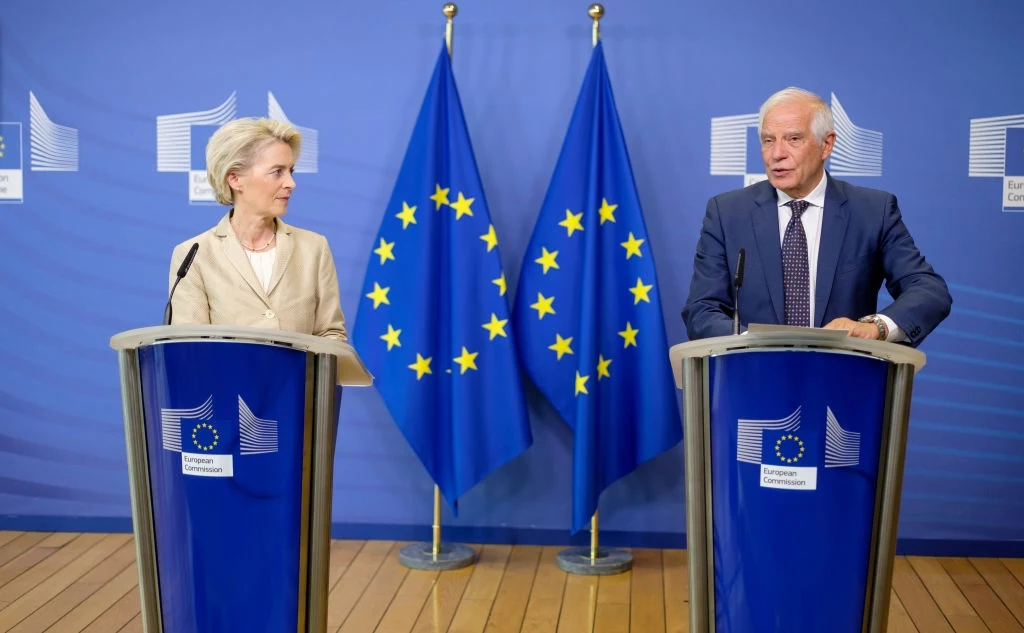 Od objęcia urzędu pod koniec 2019 r. Ursula von der Leyen wielokrotnie wkroczyła w obszar europejskiej polityki zagranicznej, za który m.in. wysoki przedstawiciel Unii do spraw zagranicznych i polityki bezpieczeństwa Josep Borrell