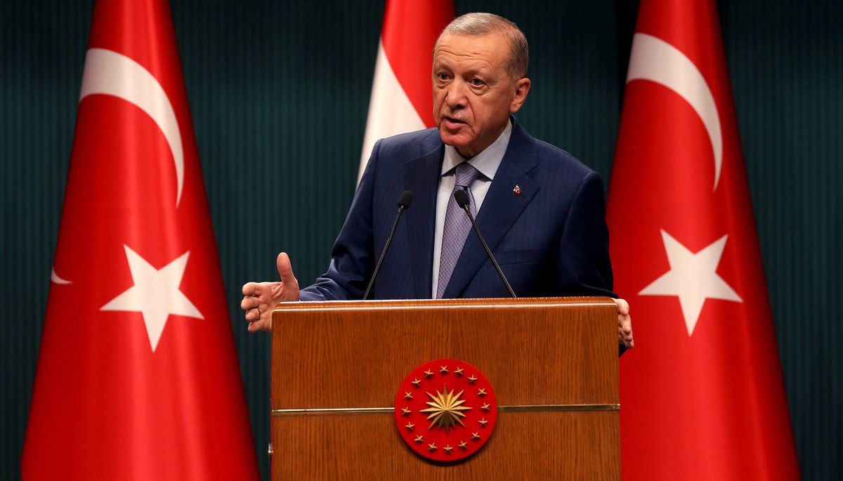"Być może świat jest w jakimś względzie dłużny Izraelowi, ale my nie zawdzięczamy temu państwu niczego" - powiedział Recep Tayyip Erdogan. Prezydent Turcji dodał, że "palestyński Hamas to nie terroryści, lecz organizacja narodowowyzwoleńcza, a popieranie ataków na Strefę Gazy to objaw choroby psychicznej".