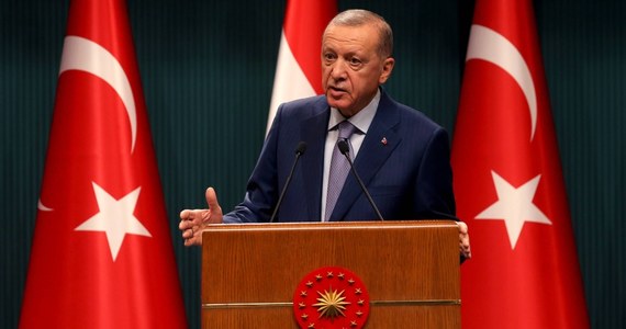 "Być może świat jest w jakimś względzie dłużny Izraelowi, ale my nie zawdzięczamy temu państwu niczego" - powiedział Recep Tayyip Erdogan. Prezydent Turcji dodał, że "palestyński Hamas to nie terroryści, lecz organizacja narodowowyzwoleńcza, a popieranie ataków na Strefę Gazy to objaw choroby psychicznej".