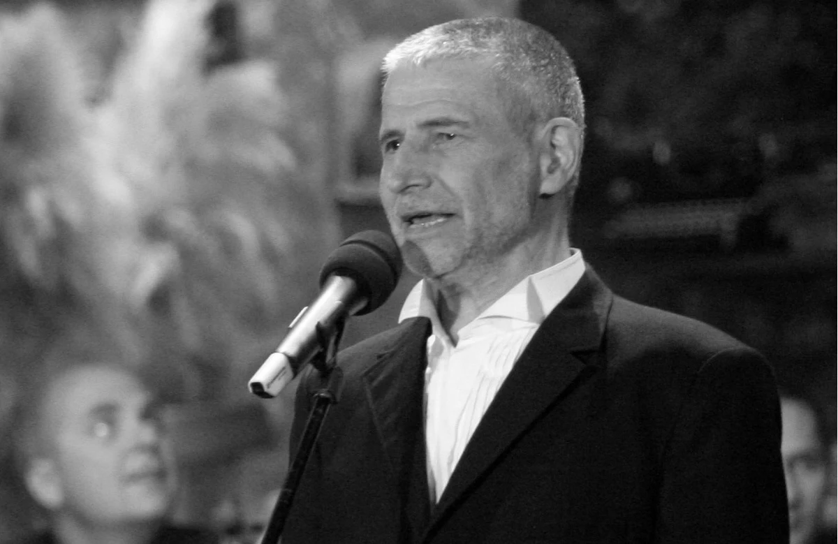 "Odszedł Miki Obłoński - wybitny artysta Piwnicy pod Baranami" - czytamy na Facebooku Piwnicy. Jak podkreślono, był to "szlachetny i dobry przyjaciel". Autor tekstów, piosenkarz i artysta miał 85 lat.