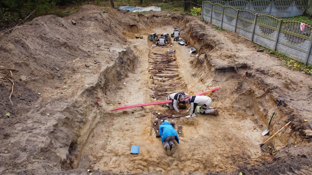 Szczątki ok. 20 osób, w tym dzieci, odnaleziono na terenie byłego obozu jenieckiego Stalag II D w Stargardzie (Zachodniopomorskie). W masowym grobie pochowano ludność cywilną z Powstania Warszawskiego.