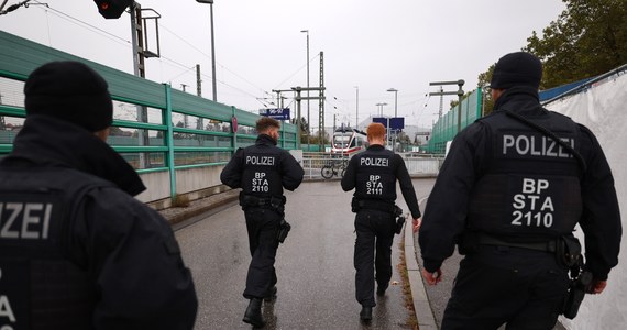 Ministerstwo spraw wewnętrznych Niemiec chce przedłużyć stacjonarne kontrole na granicach z Polską, Czechami i Szwajcarią o kolejne dwadzieścia dni. Związek zawodowy policji wskazuje, że kontrole graniczne nie mogą być długo utrzymane ze względu na brak personelu.