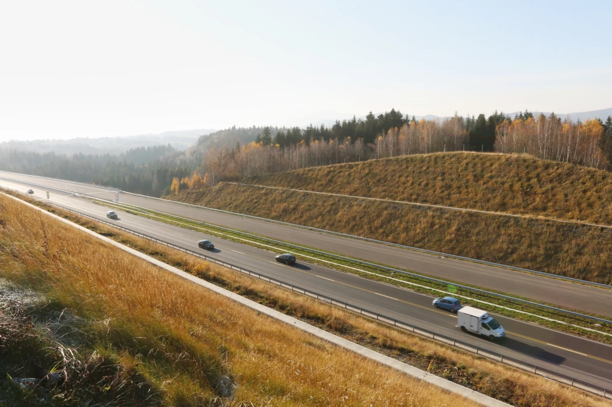 Generalna Dyrekcja Dróg Krajowych i Autostrad unieważniła przetarg na opracowanie "Studium techniczno-ekonomiczno-środowiskowego" dla S7 z Krakowa do Myślenic. Firma, która go wygrała, zrezygnowała z podpisania umowy. "Przygotowujemy nowy przetarg" - zapowiada Kacper Michna z krakowskiego oddziału GDDKiA.  

