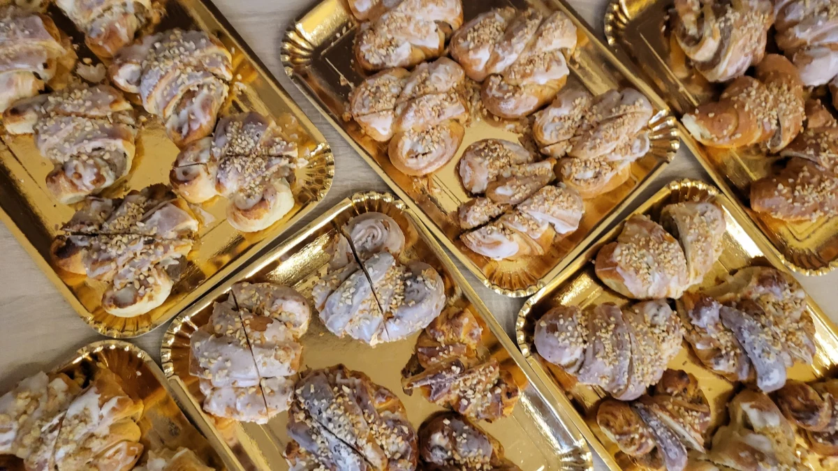 Zbliża się 11 listopada. W Poznaniu to okres wzmożonej produkcji rogali świętomarcińskich Ponad 90 piekarni i cukierni z Poznania i Wielkopolski otrzymało certyfikaty zaświadczające, że ich rogale są zgodne z wszelkimi obowiązującymi ten wyrób normami.