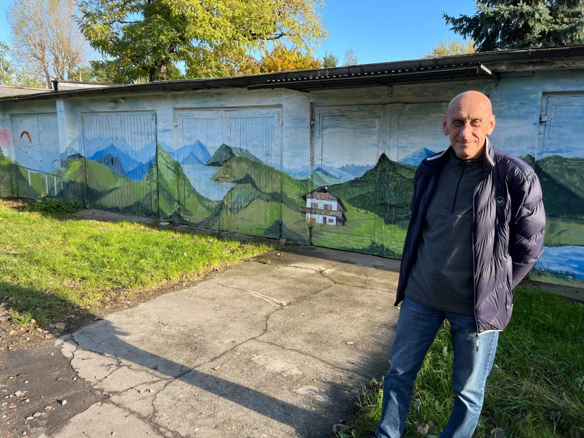 Niecodzienna inicjatywa pana Macieja z Wrocławia. W czynie społecznym pomalował sąsiadom garaże. Ale to nie takie zwykłe malowanie. Na bramach garażowych i murach przy ulicy Żagańskiej powstał mural z górskim pejzażem.
