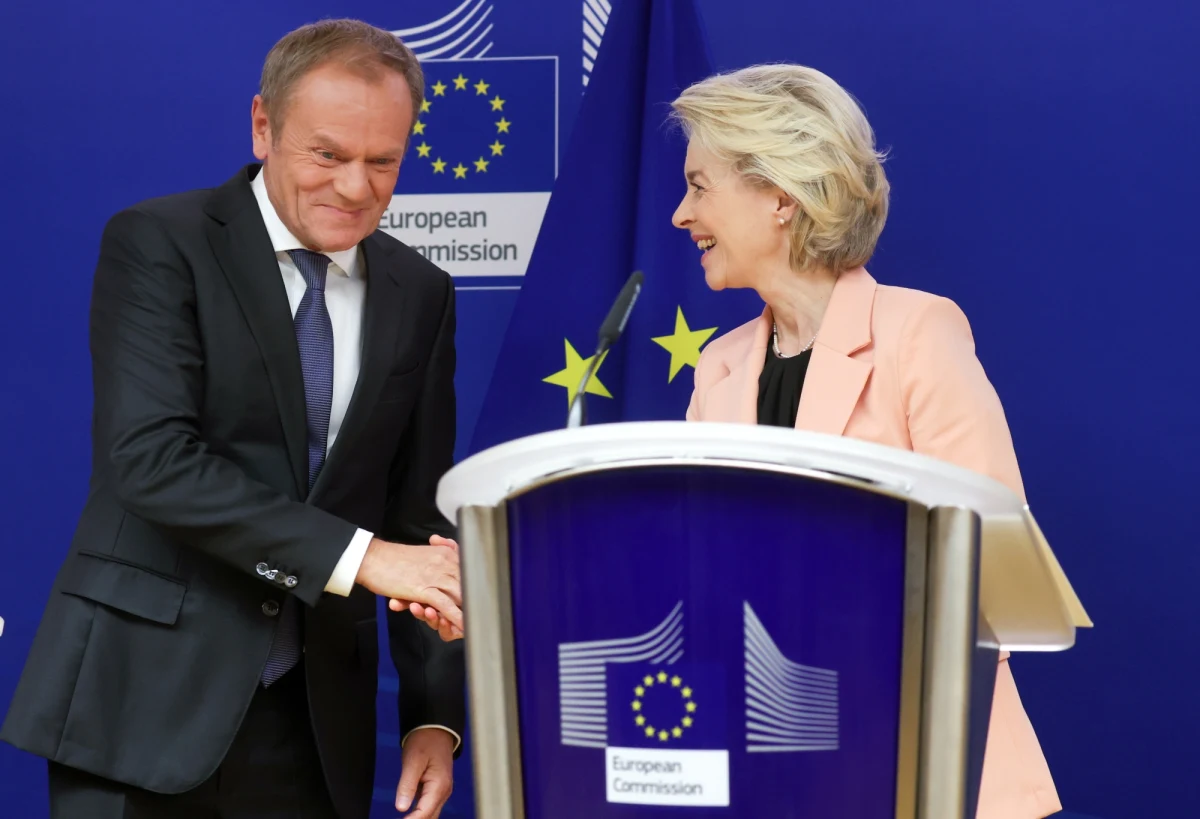 Donald Tusk, desygnowany na premiera przez partie, które stanowią większość w Sejmie, spotkał się w siedzibie Komisji Europejskiej z szefową tej instytucji. "Rekordowa frekwencja w wyborach pokazała po raz kolejny, że Polacy są mocno przywiązani do demokracji"- powiedziała Ursula von der Leyen. Tusk mówił z kolei, że przyjechał do KE, by "przyspieszyć proces powrotu do takiej pełnej obecności Polski w UE". Potem lider Platformy Obywatelskiej rozmawiał z przewodniczącą Parlamentu Europejskiego Robertą Metsolą.
