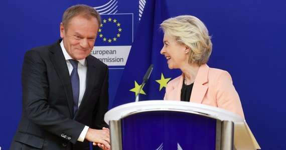 Donald Tusk, desygnowany na premiera przez partie, które stanowią większość w Sejmie, spotkał się w siedzibie Komisji Europejskiej z szefową tej instytucji. "Rekordowa frekwencja w wyborach pokazała po raz kolejny, że Polacy są mocno przywiązani do demokracji"- powiedziała Ursula von der Leyen. Tusk mówił z kolei, że przyjechał do KE, by "przyspieszyć proces powrotu do takiej pełnej obecności Polski w UE". Potem lider Platformy Obywatelskiej rozmawiał z przewodniczącą Parlamentu Europejskiego Robertą Metsolą.