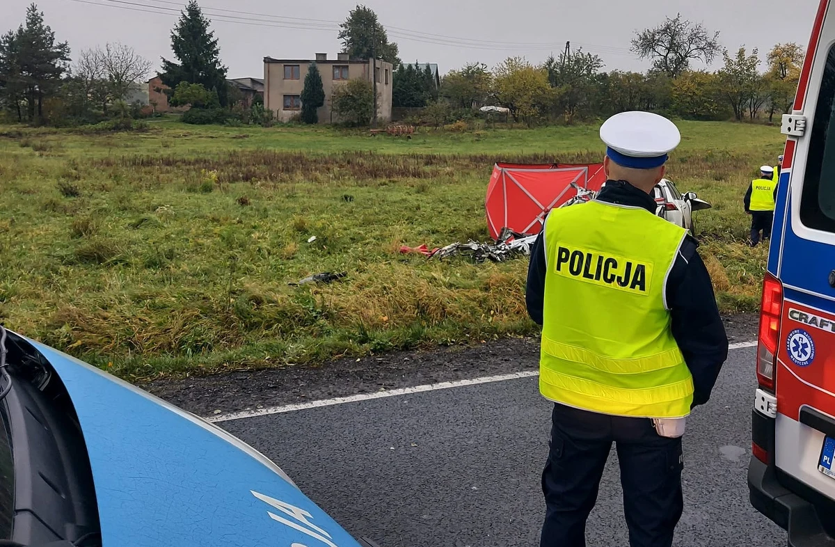 Tragiczny wypadek na przedmieściach Aleksandrowa Łódzkiego w miejscowości Kolonia Brużyca (woj. łódzkie). Na drodze krajowej nr 71 w pobliżu skrzyżowania z drogą ekspresową S14 zginęła kobieta kierująca samochodem osobowym. DK71 jest zablokowana - podali po południu strażacy i drogowcy.