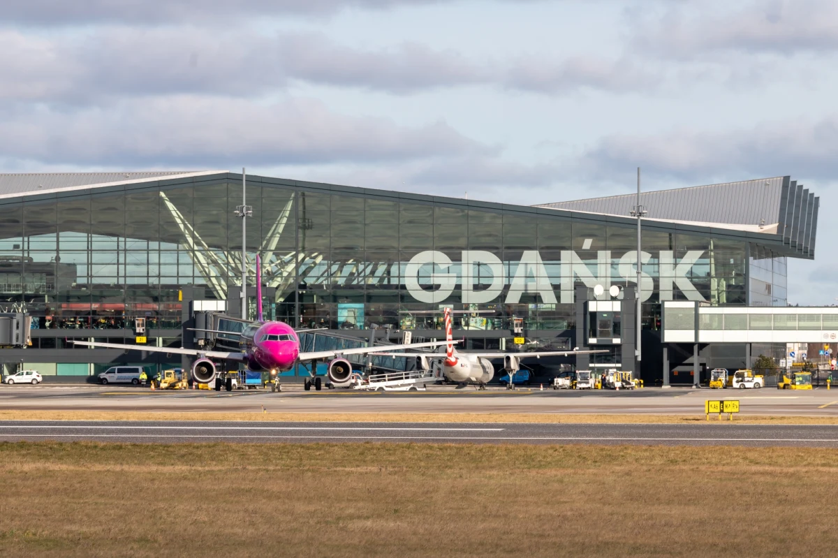 Flota Wizz Air w Gdańsku od kwietnia 2024 r. będzie powiększona do ośmiu samolotów. Wizz Air uruchomi dwa nowe połączenia z Gdańska do Walencji w Hiszpanii i Rzymu Fiumicino we Włoszech oraz zwiększy częstotliwości na 12 istniejących trasach z Gdańska - poinformowano w środę na konferencji prasowej w Gdańsku.