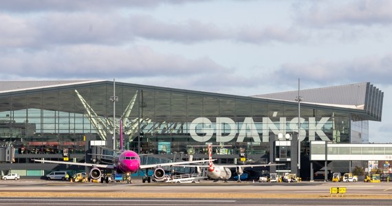 Flota Wizz Air w Gdańsku od kwietnia 2024 r. będzie powiększona do ośmiu samolotów. Wizz Air uruchomi dwa nowe połączenia z Gdańska do Walencji w Hiszpanii i Rzymu Fiumicino we Włoszech oraz zwiększy częstotliwości na 12 istniejących trasach z Gdańska - poinformowano w środę na konferencji prasowej w Gdańsku.