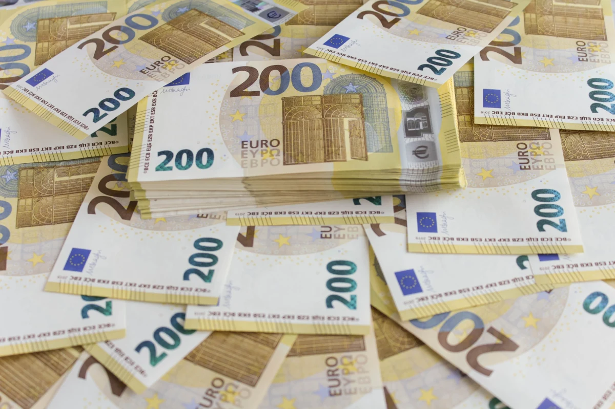 W aucie obywatela Ukrainy, który wjeżdżał do Polski przez przejście graniczne w Medyce na Podkarpaciu, podczas kontroli znaleziono niemal 123 tys. zł w różnych walutach. Mężczyzna przewoził gotówkę nielegalnie. Dostał mandat karny w wysokości 12 tys. zł.
