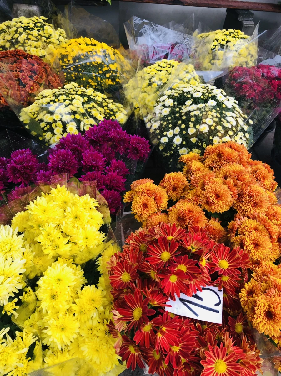 Od 6 złotych do 35 złotych za szklane znicze, a drobne chryzantemy w doniczkach kosztują od 12 do 25 złotych. Tak kształtują się ceny na tydzień przed Wszystkimi Świętymi.