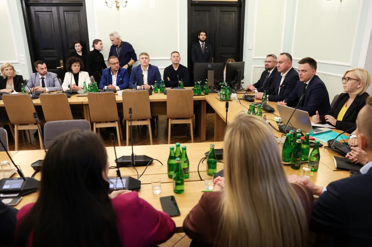 W Sejmie będą dwa kluby: Polska 2050 Trzecia Droga i Polskie Stronnictwo Ludowe Trzecia Droga. Zostaną one powiązane umową o współpracy - poinformował przewodniczący Polski 2050 Szymon Hołownia na pierwszym nieformalnym posiedzeniu klubu parlamentarnego. Jak wyjaśnił, kluby będą konsultować ze sobą prace w parlamencie i wspólnie uzgadniać stanowiska na głosowania.