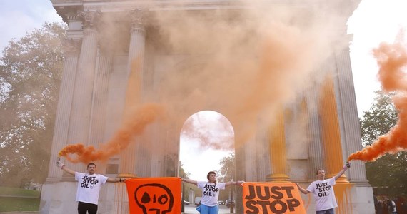 Aktywiści z grupy Just Stop Oil, deklarującej walkę ze zmianami klimatu, oblali pomarańczową farbą Wellington Arch, prawie 200-letni, zabytkowy łuk triumfalny, znajdujący się w pobliżu Pałacu Buckingham w Londynie. Zostali aresztowani pod zarzutem niszczenia mienia.