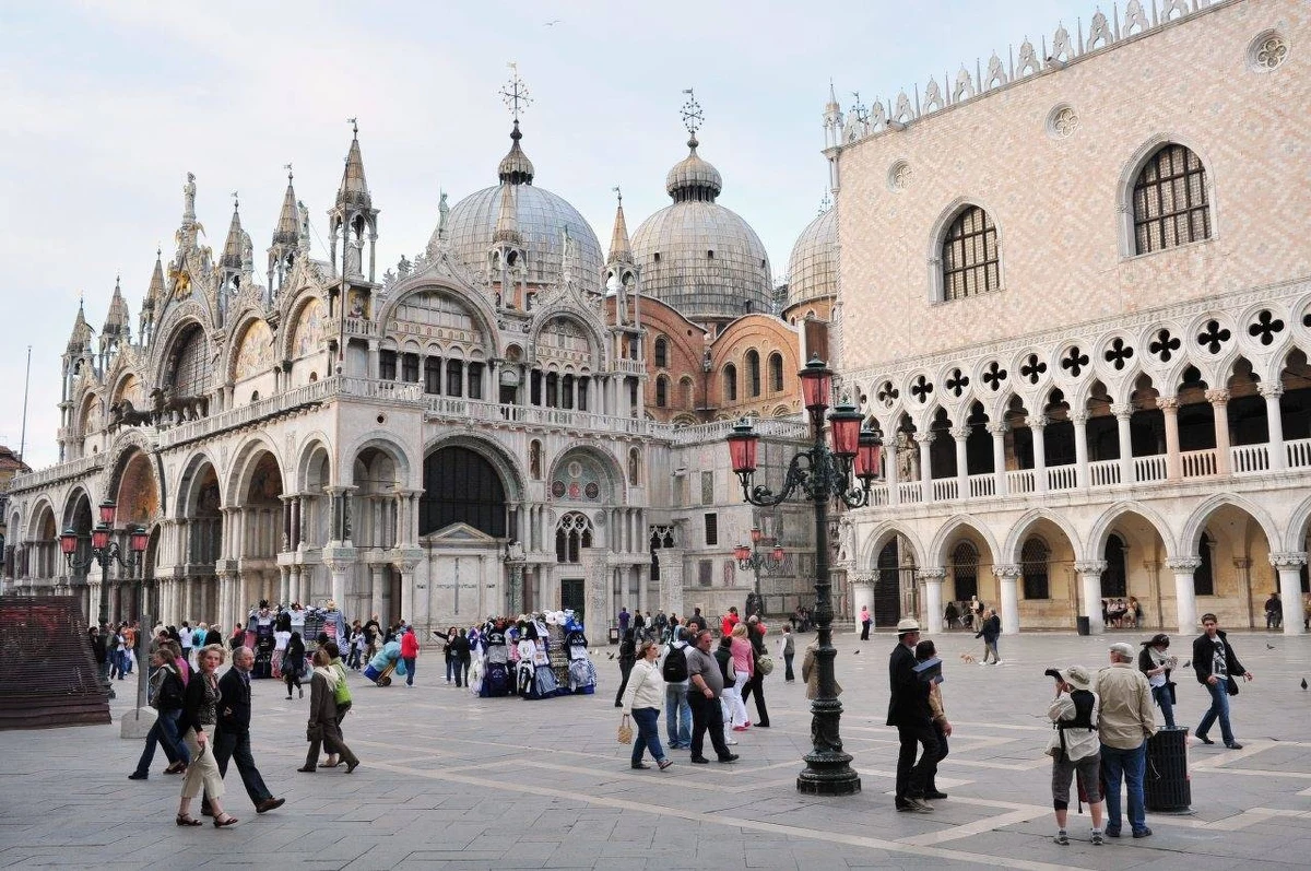 W Wenecji w przyszłym roku wprowadzony zostanie eksperyment z limitem liczby turystów - zapowiedział burmistrz Luigi Brugnaro. Ograniczenia mają dotyczyć jednodniowych wycieczek w okresach, gdy w mieście jest najwięcej zwiedzających. 