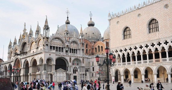 W Wenecji w przyszłym roku wprowadzony zostanie eksperyment z limitem liczby turystów - zapowiedział burmistrz Luigi Brugnaro. Ograniczenia mają dotyczyć jednodniowych wycieczek w okresach, gdy w mieście jest najwięcej zwiedzających. 