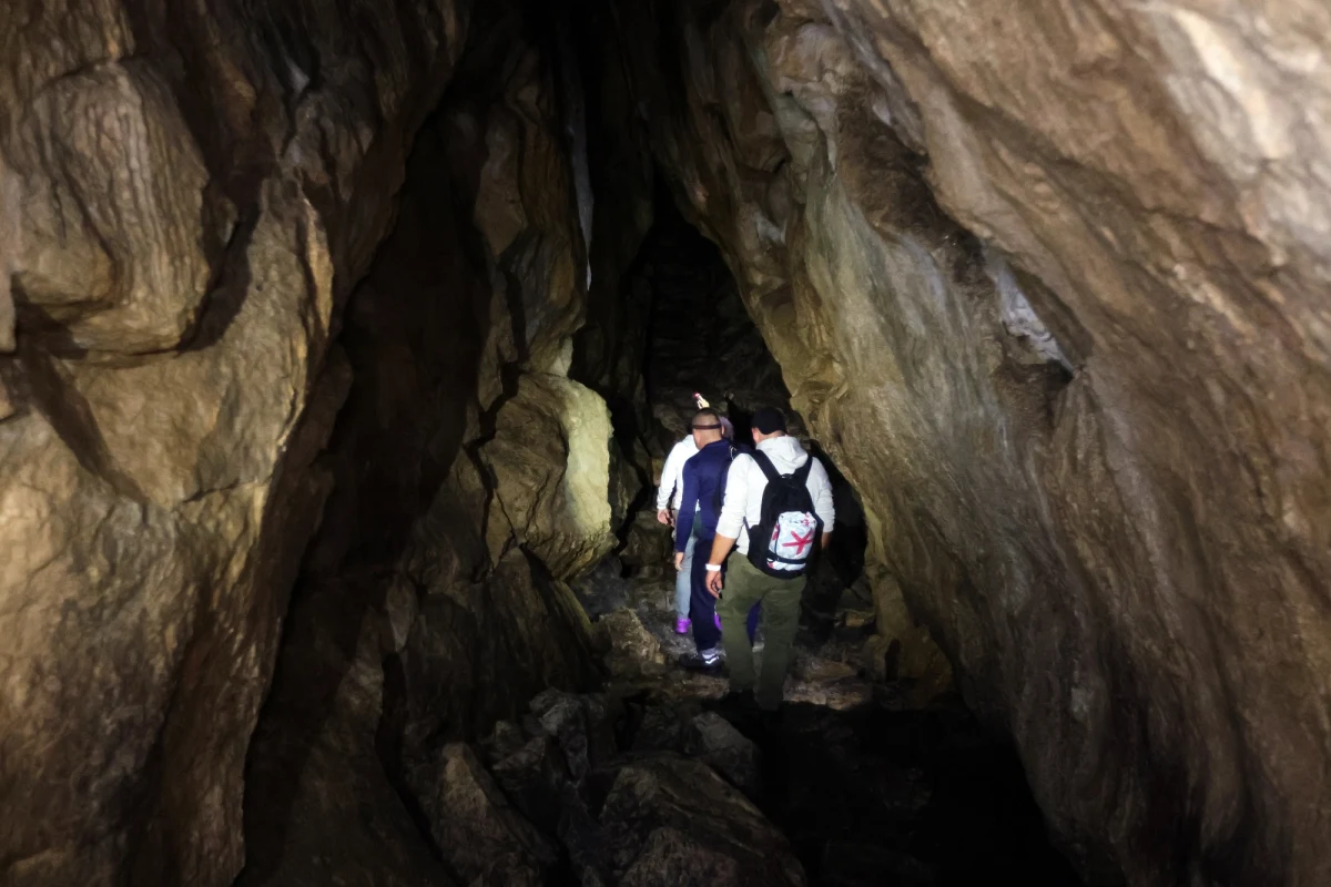 Tylko do wtorku będzie można zwiedzać Jaskinię Mroźną w Dolinie Kościeliskiej w Tatrach. Od 1 listopada do 26 kwietnia będzie ona zamknięta z uwagi na ochronę zimujących tam nietoperzy – informuje Tatrzański Park Narodowy 