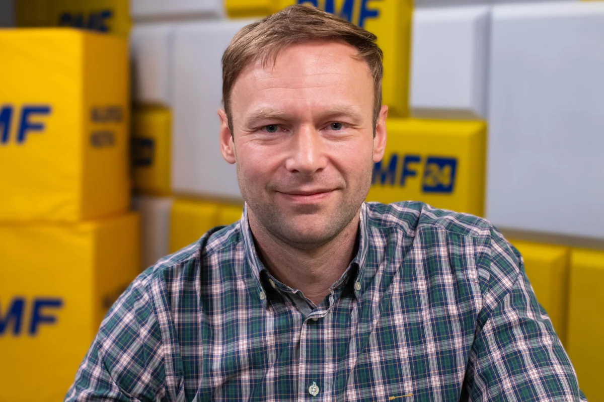 Dziś nie poznamy nazwiska przyszłego premiera – powiedział w Porannej rozmowie w RMF FM Marcin Mastalerek. Jak dodał nowy szef gabinetu prezydenta, w czwartek Andrzej Duda podsumuje jedynie konsultacje ze wszystkimi partiami. „Od PO prezydent usłyszał, że to Donald Tusk jest kandydatem PO. To samo usłyszał następnego dnia od Trzeciej Drogi i Lewicy. Dziś podsumuje to i pewnie powie, w jakim czasie i kiedy będzie podejmował decyzję. Naprawdę nie dzieje się nic takiego, żeby musiał to zrobić jeszcze wczoraj wieczorem” – podkreślał.