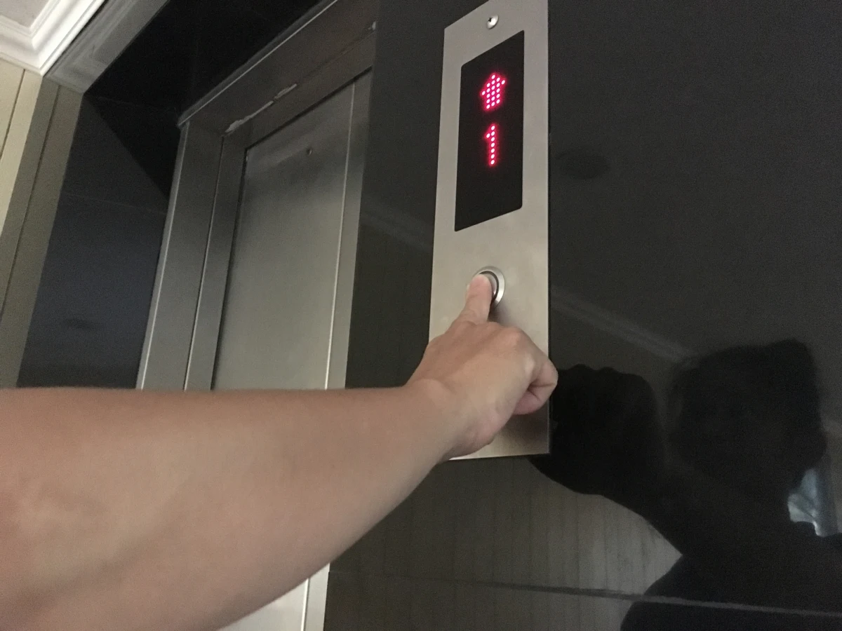 Do niebezpiecznego zdarzenia doszło na terenie jednego z gospodarstw w miejscowości Dębnica w pow. gnieźnieńskim w Wielkopolsce. W wyniku zerwania się windy gospodarczej, z wysokości ok. 3 metrów spadły dwie osoby. Poszkodowani zostali zabrani do szpitala.