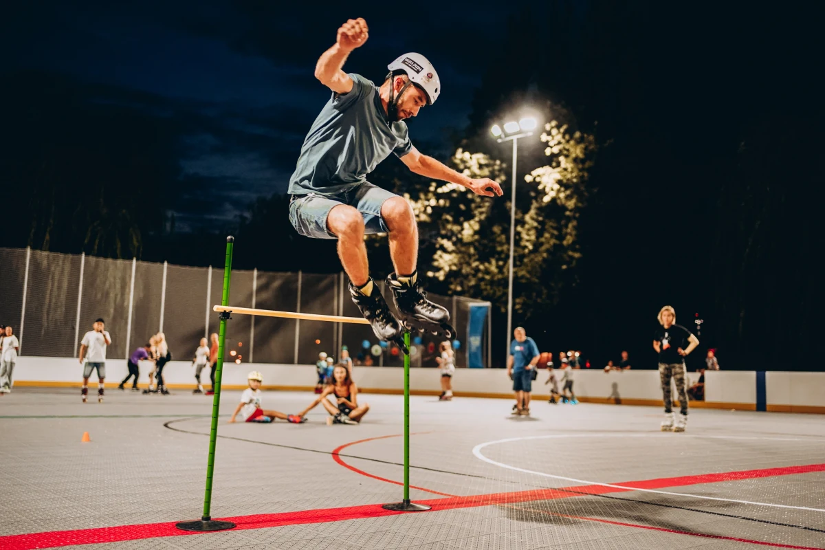 Choć niektórzy wieszczą już koniec sezonu rolkarskiego, radzimy nie chować jeszcze sprzętu do szafy - pisze Młodzieżowe Centrum Sportu we Wrocławiu. Już w piątek (27.10) będzie okazja do tego, aby wziąć udział w drugiej edycji Skate Night. Motywem przewodnim wydarzenia będzie Halloween. Najlepiej przebrani uczestnicy otrzymają specjalne nagrody. Start wydarzenia o godzinie 18:00.