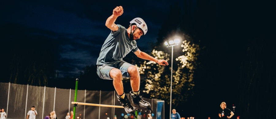 Choć niektórzy wieszczą już koniec sezonu rolkarskiego, radzimy nie chować jeszcze sprzętu do szafy - pisze Młodzieżowe Centrum Sportu we Wrocławiu. Już w piątek (27.10) będzie okazja do tego, aby wziąć udział w drugiej edycji Skate Night. Motywem przewodnim wydarzenia będzie Halloween. Najlepiej przebrani uczestnicy otrzymają specjalne nagrody. Start wydarzenia o godzinie 18:00.