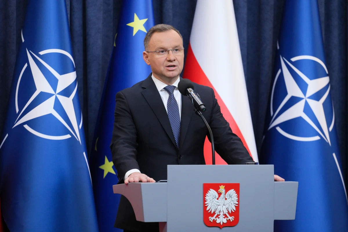 "Mamy dziś dwóch poważnych kandydatów do stanowiska premiera. Zjednoczona Prawica poinformowała, że ich kandydatem jest Mateusz Morawiecki. Zakładają, że będą posiadali większość na sali sejmowej. Podobny komunikat usłyszałem od Koalicji Obywatelskiej, Trzeciej Drogi i Lewicy. Ich kandydatem jest Donald Tusk" - powiedział prezydent Andrzej Duda. Pierwsze posiedzenie nowego Sejmu ma się odbyć w poniedziałek 13 listopada. 